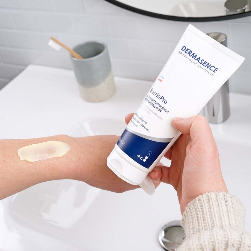 DERMASENCE BarrioPro Barrier-building body emulsion – textuur op de huid
